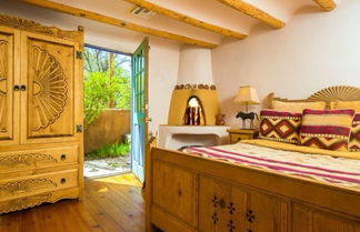 Foto 1 - Mariposa - Authentic Adobe Home, One Block Canyon Road and Five Blocks to the Plaza, Hot Tub, Kiva Fireplace