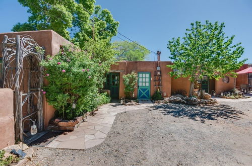 Foto 56 - Mariposa - Authentic Adobe Home, One Block Canyon Road and Five Blocks to the Plaza, Hot Tub, Kiva Fireplace