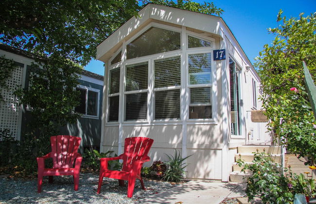 Arden Acres Executive Suites and Cottages - Photo 35