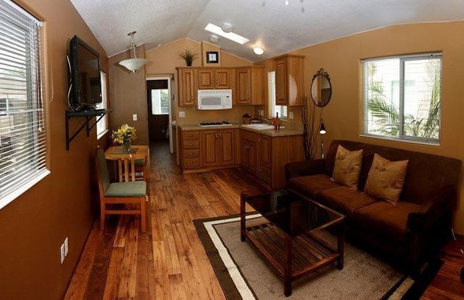 Arden Acres Executive Suites and Cottages - Photo 16