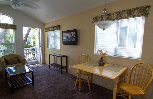 Arden Acres Executive Suites and Cottages - Photo 8