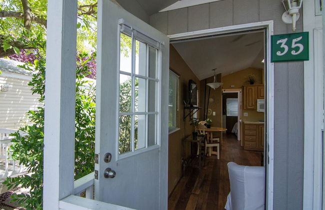 Arden Acres Executive Suites and Cottages - Photo 33