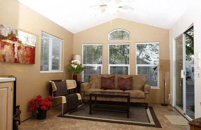 Arden Acres Executive Suites and Cottages - Photo 17