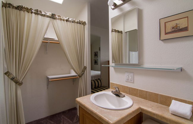 Arden Acres Executive Suites and Cottages - Photo 29