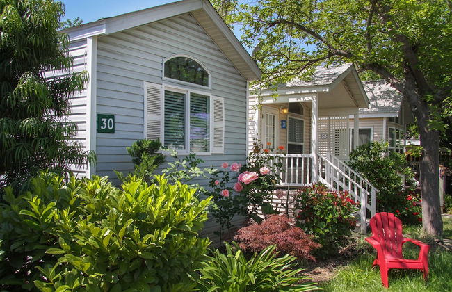 Arden Acres Executive Suites and Cottages - Photo 38