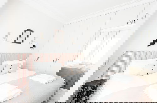 Photo 2 - Retreat to a Stylish Flat in Chelsea