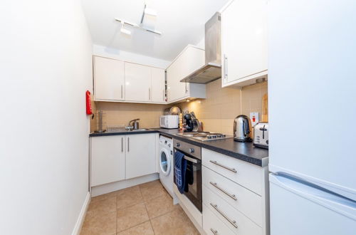 Photo 11 - 2 Bed Cozy Apartment in Central London Fitzrovia with WiFi