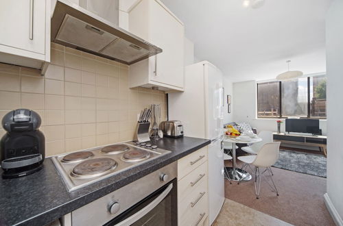 Photo 10 - 2 Bed Cozy Apartment in Central London Fitzrovia with WiFi