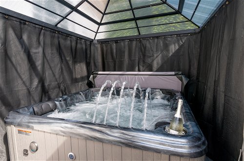 Photo 36 - Luxury Georgian City Retreat - Hot Tub - Patio