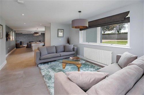 Foto 8 - Huxham View - A Luxurious Family Retreat With Swim Spa Cinema Gym and Pool Table