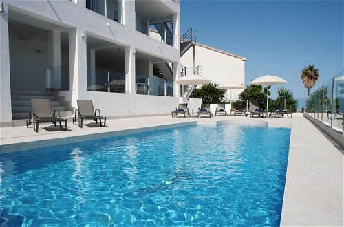 Foto 40 - Luxury villa with heated pool