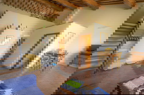 Foto 10 - Cozy Apartment With Terrace in Tuscany