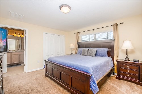 Photo 4 - Breathtaking Townhome With Private Pool Close to Disney by Redawning
