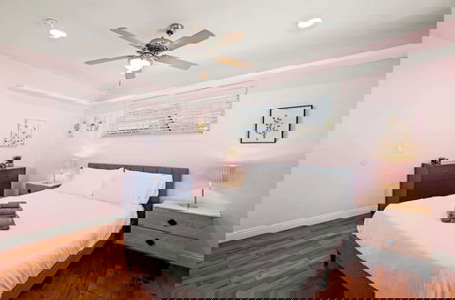 Photo 2 - Luxury Estate With Sparkling Pool & Elegant Amenities