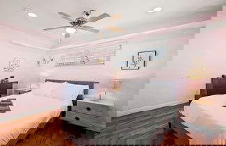 Photo 2 - Luxury Estate With Sparkling Pool & Elegant Amenities