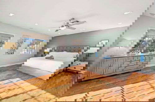 Photo 11 - Luxury Estate With Sparkling Pool & Elegant Amenities