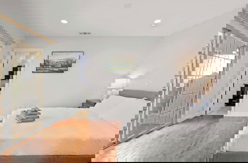 Photo 4 - Luxury Estate With Sparkling Pool & Elegant Amenities