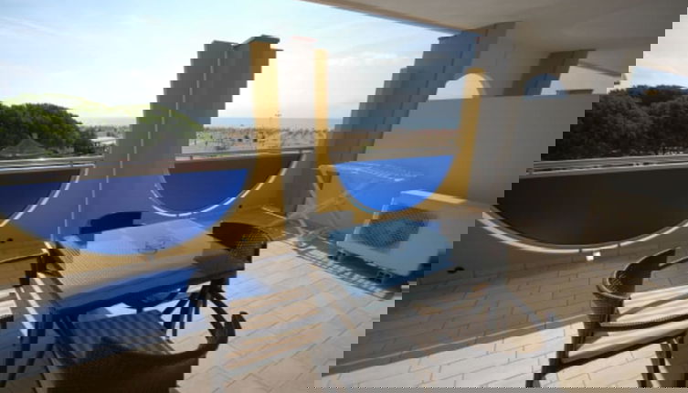 Foto 1 - Seaside Escape Apartment With Pool View