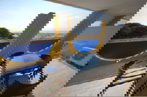 Foto 1 - Seaside Escape Apartment With Pool View
