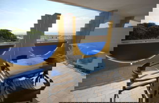 Foto 1 - Seaside Escape Apartment With Pool View