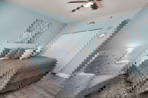 Foto 3 - Beachfront Corner Unit w/ Wrap-around Balcony, Close to Attractions!