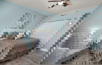 Foto 3 - Beachfront Corner Unit w/ Wrap-around Balcony, Close to Attractions!