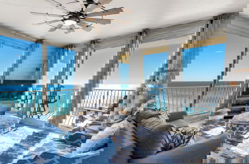 Foto 1 - Beachfront Corner Unit w/ Wrap-around Balcony, Close to Attractions!