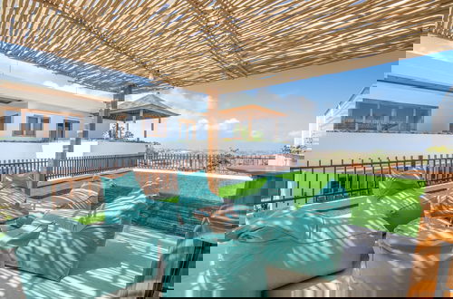 Foto 4 - Breeze Opulent 6 BR in With Ocean View 5 Mins to Savaya