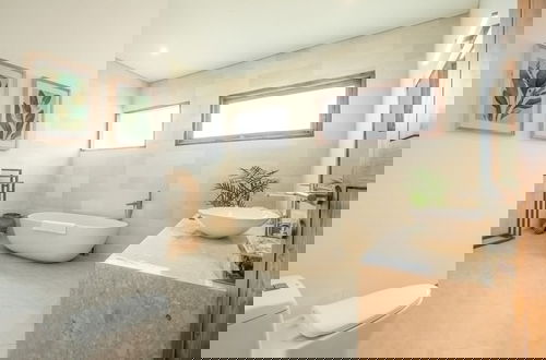 Foto 33 - Breeze Opulent 6 BR in With Ocean View 5 Mins to Savaya