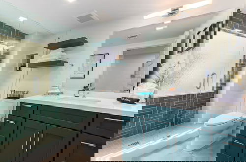 Photo 3 - Heart of Old Town Full GYM Walkable to Everything