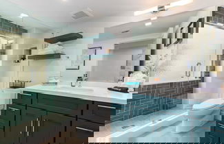 Photo 3 - Heart of Old Town Full GYM Walkable to Everything