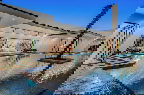 Foto 5 - Ultimate Luxury Retreat Pool, Pickleball, Hot Tub Bravo by Avantstay