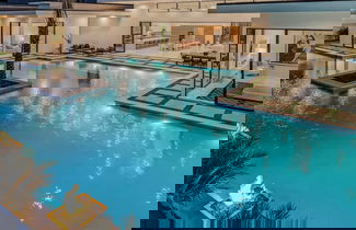 Foto 2 - Ultimate Luxury Retreat Pool, Pickleball, Hot Tub Bravo by Avantstay