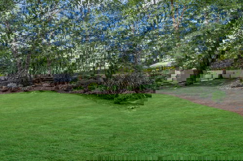 Foto 50 - Scenic Spring Home With Outdoor Dining Charm