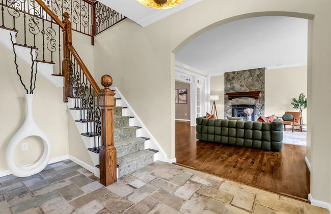 Family Retreat With Autumn Views and Fireplace - Foto 11