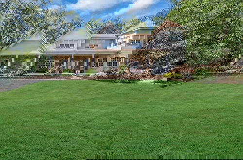 Foto 48 - Scenic Spring Home With Outdoor Dining Charm