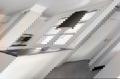 Foto 7 - Modern 1BR Apartment with Balcony