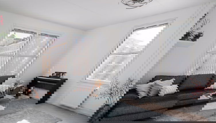 Foto 1 - Modern 1BR Apartment with Balcony