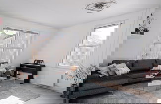 Foto 1 - Modern 1BR Apartment with Balcony