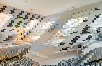 Photo 3 - The Stage by Avantstay Chic 4bdr w/ Covered Balcony Modern + Newly Built
