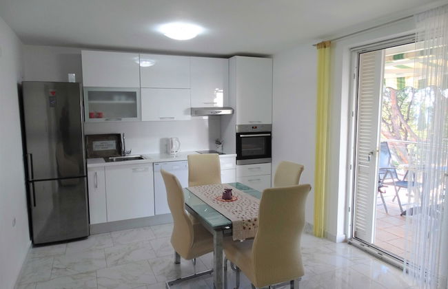 Selce Shorefront Apartment With Balcony and Sea View - Foto 5