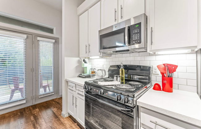 Cozy 2BR Suite Close to Downtown w Fast Wifi - Foto 11