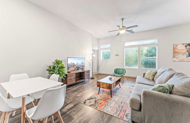 Cozy 2BR Suite Close to Downtown w Fast Wifi - Foto 13