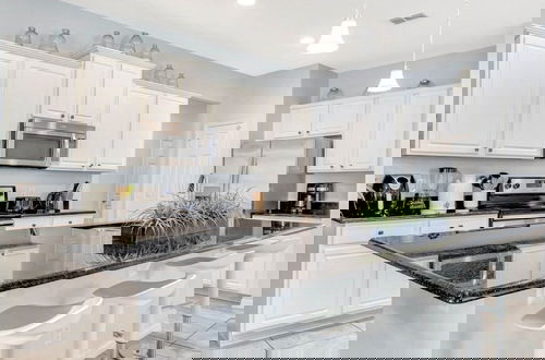 Foto 11 - Upstair Loft Premium Home With Pool, Spa & Games! 5 Bedroom Condo