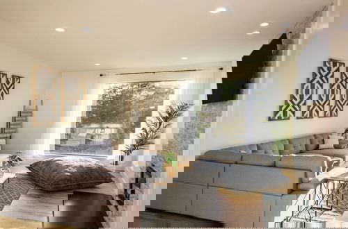Foto 5 - Modern Escape by Avanstay Views 10min to Town