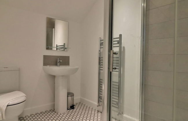 Railway House 5 bed - Maryhill - Photo 26