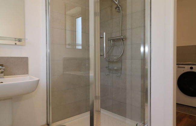 Railway House 5 bed - Maryhill - Photo 44