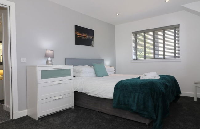 Railway House 5 bed - Maryhill - Photo 17