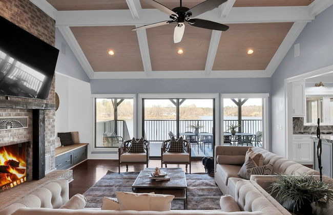 7BR Lakefront Haven Pool Hot Tub Gated 4acres - Foto 45