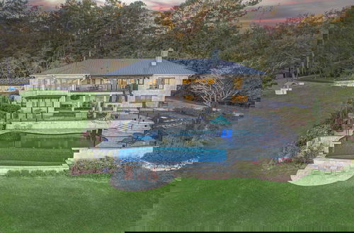Foto 2 - 7BR Lakefront Haven Pool Hot Tub Gated 4acres